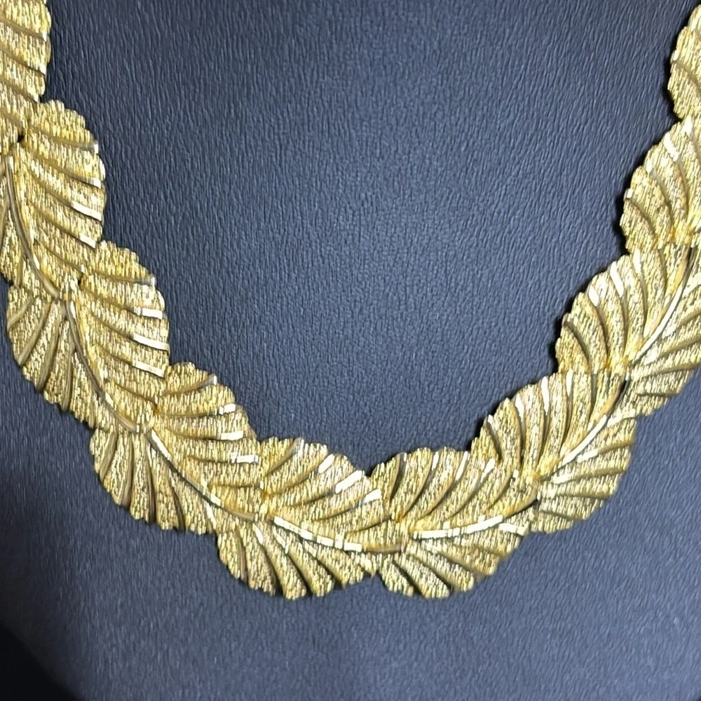Vintage Overlapping Gold Tone Leaf Leaves Statement Regal Necklace